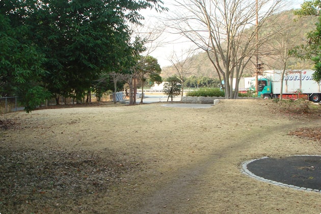 ちょっとした園地が隣接しています。