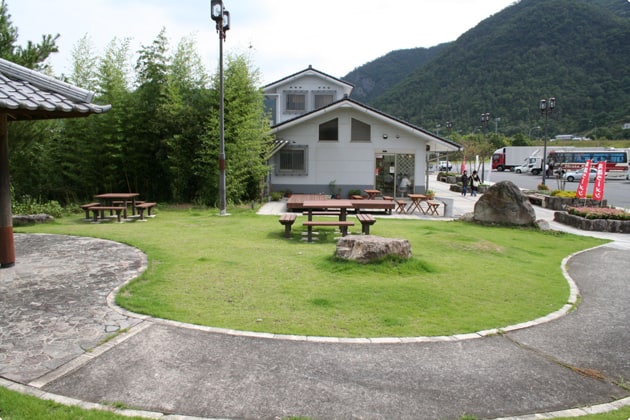 建物の横にも、テラス席があります。