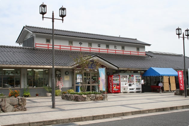 売店に設置されたテント。イスとテーブルも設置されています。