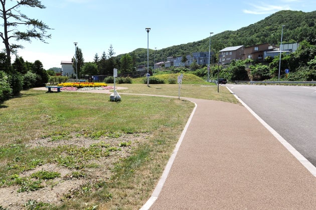 建物を正面に見て、右側の遊歩道をわんこと一緒に歩きましょう。