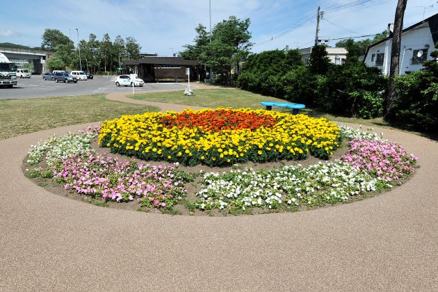 この花壇が目印ですね。