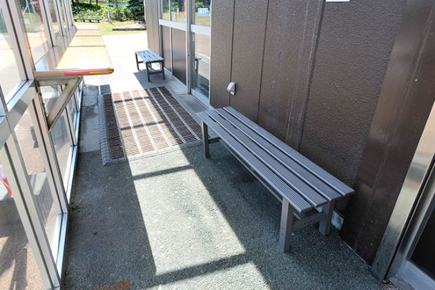 建物前に、屋根付きベンチが少しあります。