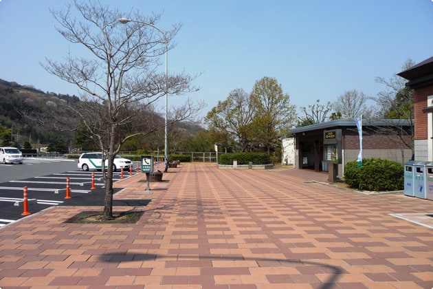 歩道は広々としています。