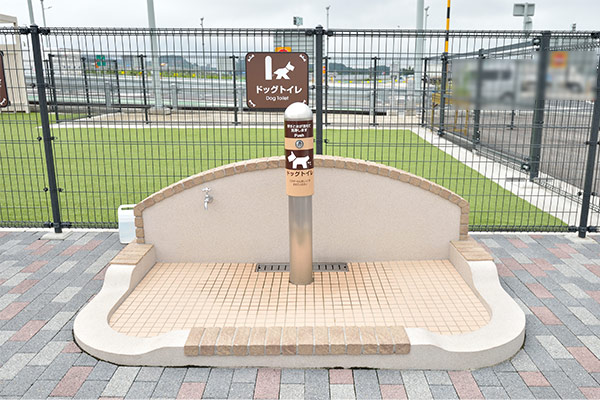 ドッグランの外にわんこ専用のトイレがあります。ボタンを押すと水が流れて洗浄されます。