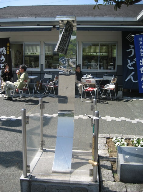 備え付けの木槌でカンカン。