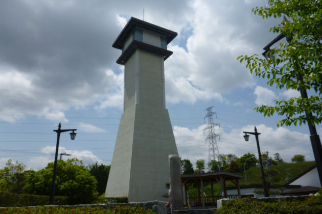 金刀比羅参拝客で賑わった街道筋の高灯篭をイメージしています。