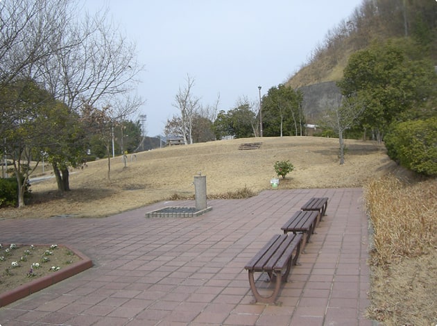ベンチがあるので、わんことひと休みできます。水道がありますので、わんこの水分補給もできます。