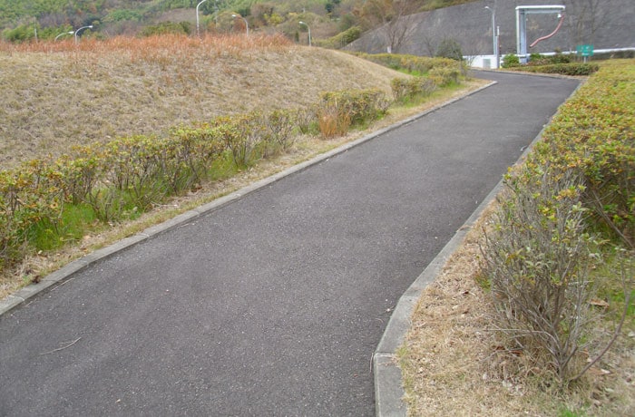 こちらの遊歩道を歩いて行くと、芝生のヘリポートがあります。