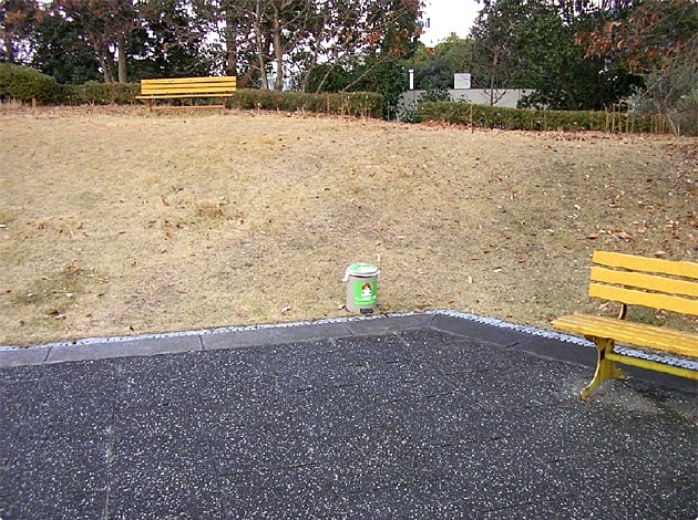 ベンチが置かれているので、腰掛けて一休みすることもできます。