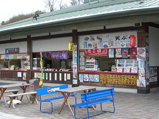 売店の前にはテーブルとベンチが置かれています。こちらでわんことお食事タイムをどうぞ。