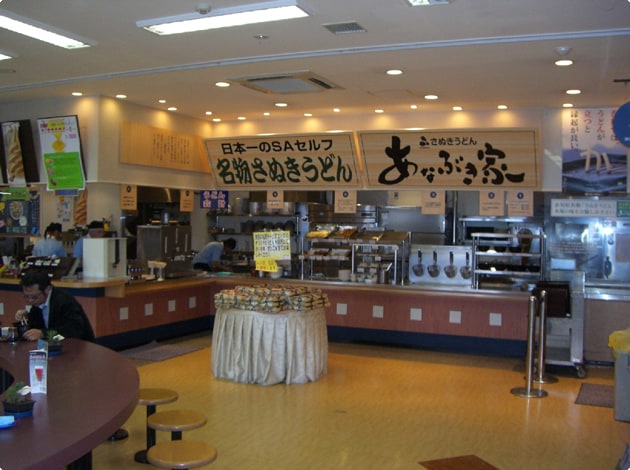 店内には、本格的な讃岐うどんを楽しめるコーナーがあります。