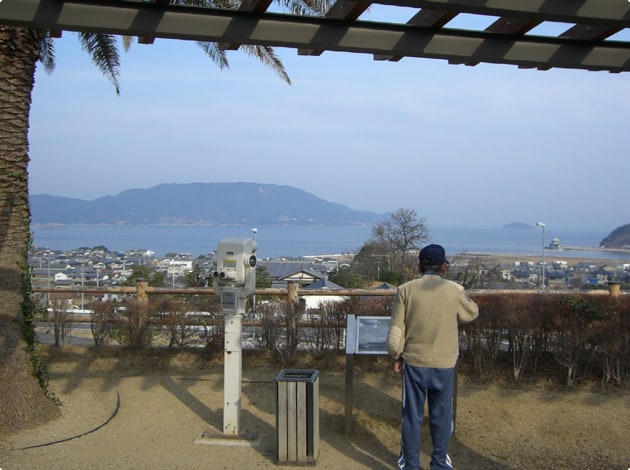 展望台からは日本の渚百選瀬戸内海「津田の松原」が一望できます。