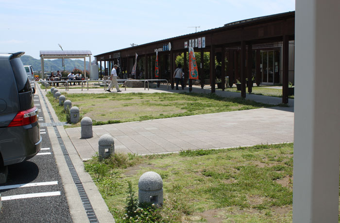 建物と駐車場の間に、緑地があります。