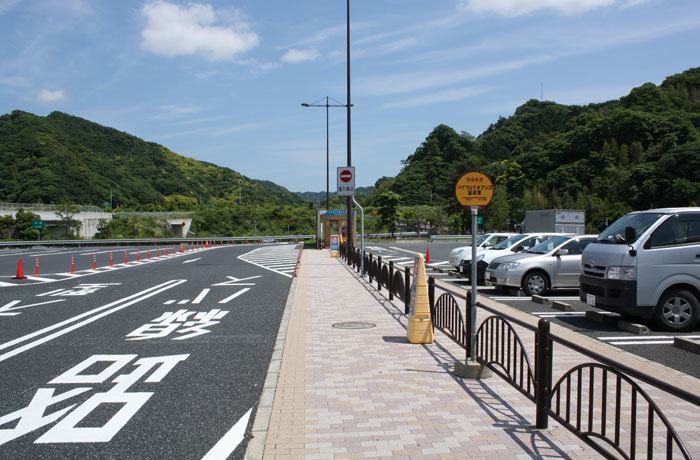 上り線用駐車場と下り線用駐車場は、こちらの遊歩道で仕切られています。