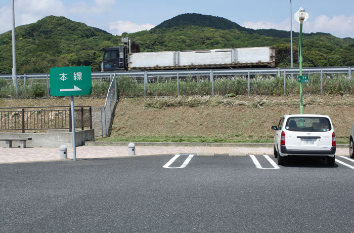 下り線用駐車場は、高速道路に沿って少し緑地があります。