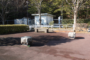 緑地以外にも、一休みできるスペースがあります。