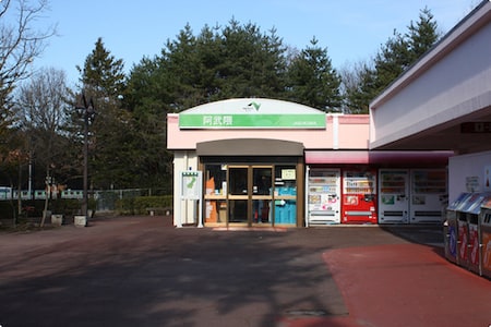 一休みにぴったりの緑地があるSAです。