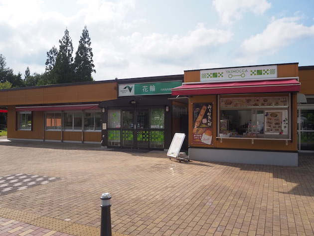 一休みにぴったりな緑地やテラス席があるSAです。