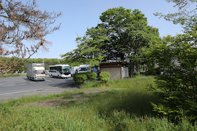 入り口側と出口側に緑地があります。