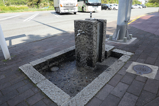 屋外には水道も設置されています。