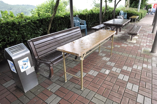 歩道にも、ベンチが点在しています。