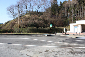 道路の脇に小さめの緑地があります。