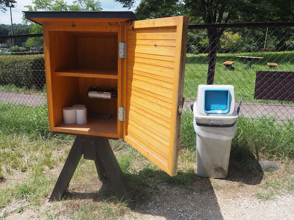 トイレットペーパーと、うんち袋などの消耗品もあります。