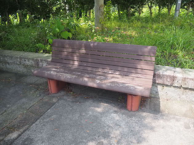 緑地沿いにはベンチが設置されています。