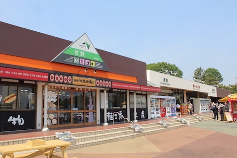 広大な緑地とテラス席があるSAです。