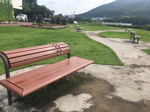 緑地内にはベンチが設置されています。