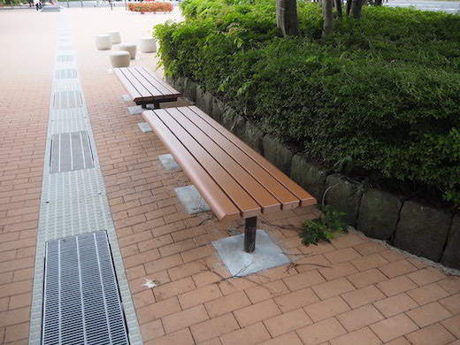緑地付近以外にもベンチが設置されています。