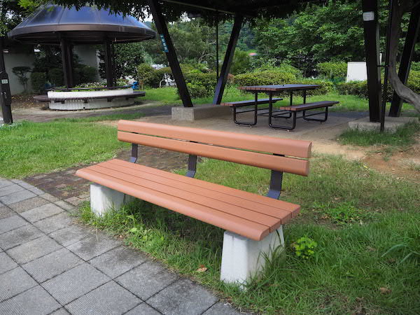ベンチが設置されています。