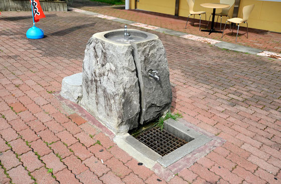屋外には水道も設置されています。