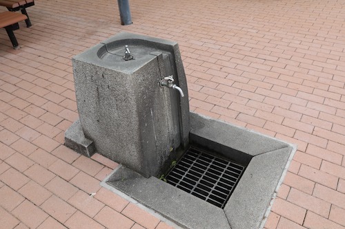 屋外には水道も設置されています。