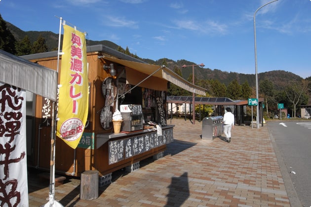 出口側にあるトイレ前は、多少広々としています。