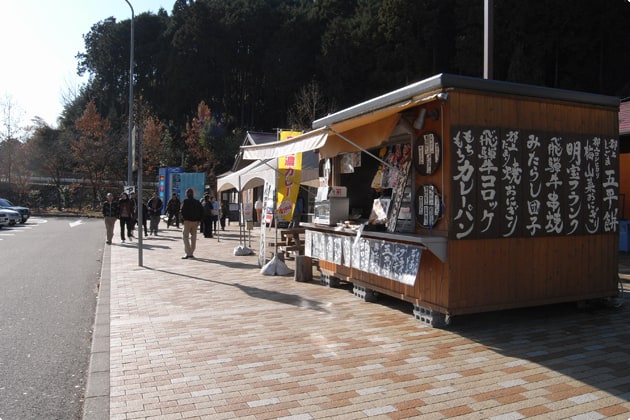 売店が並び、歩道がせまくなっているので、わんこと歩く際は注意しましょう。