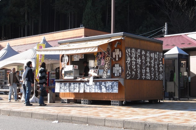 地元の味をテイクアウトしてひと息つくのも良いですね。