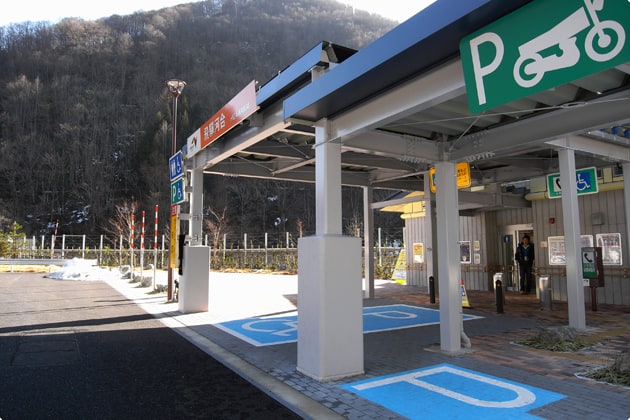 バイクの駐車場、車いす用の駐車場には屋根があります。