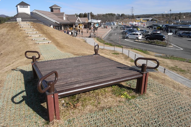 緑地に、ベンチが点在しています。