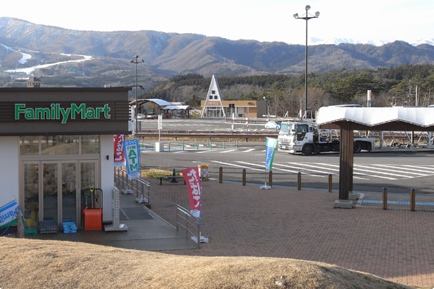 小高い緑地からの眺め。山々や下り線のサービスエリアを望めます。