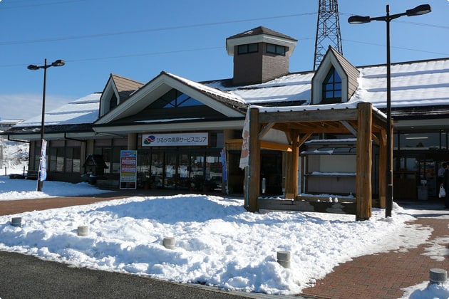 雪景色のひるがの高原サービスエリア