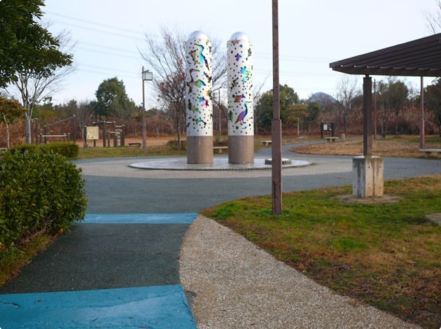 緑地や遊歩道があり、わんことお散歩することができます。