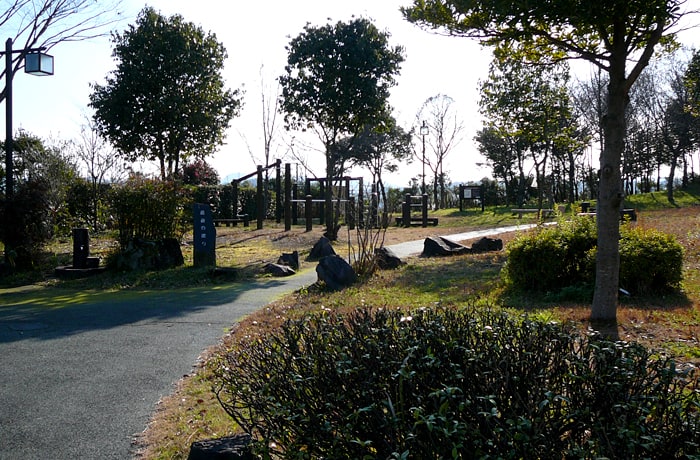遊具が設置された公園があります。
