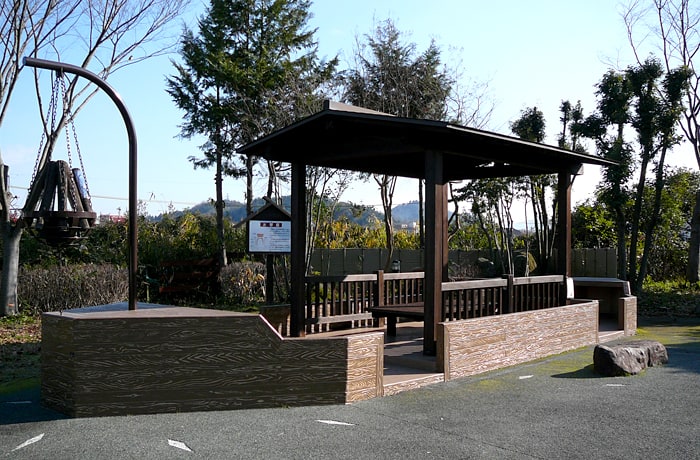 屋根の付いたベンチはこちら。