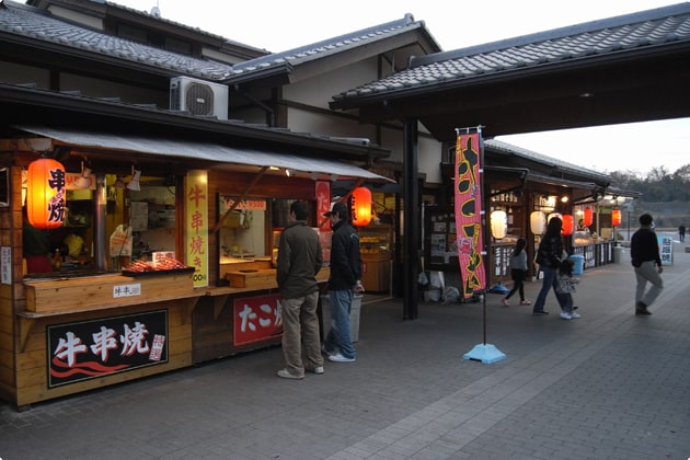 売店が軒を並べています。