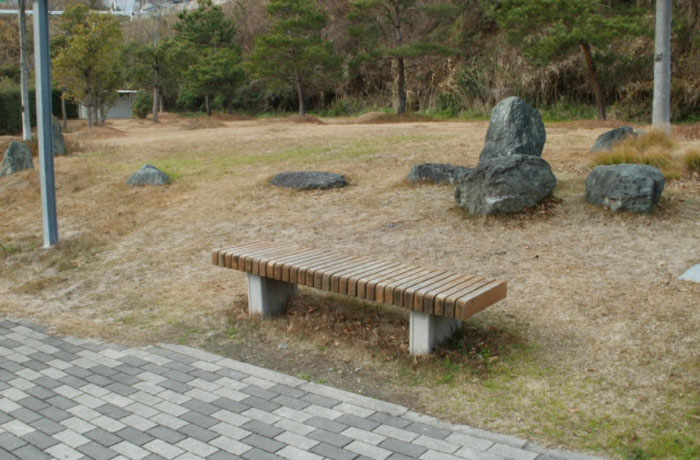 園地内にベンチがあるので一休みできますね。