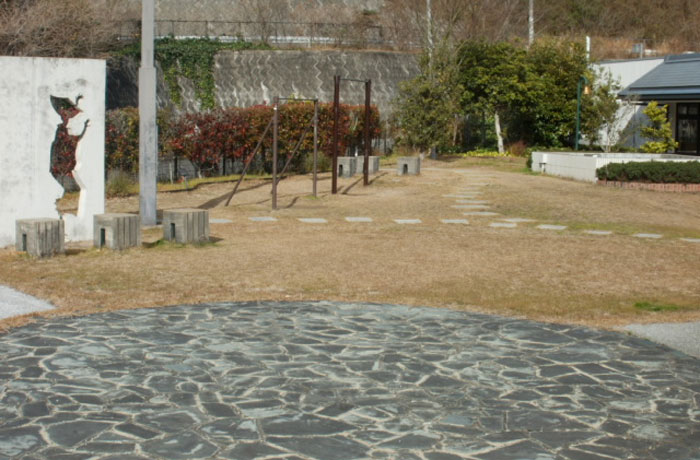 こちらの緑地には阿波踊りをイメージしたモニュメントがあります。わんこと一緒に見てみては。