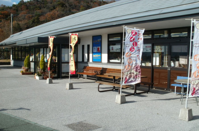 お土産を購入して、こちらのベンチで休憩するのも良いですね。