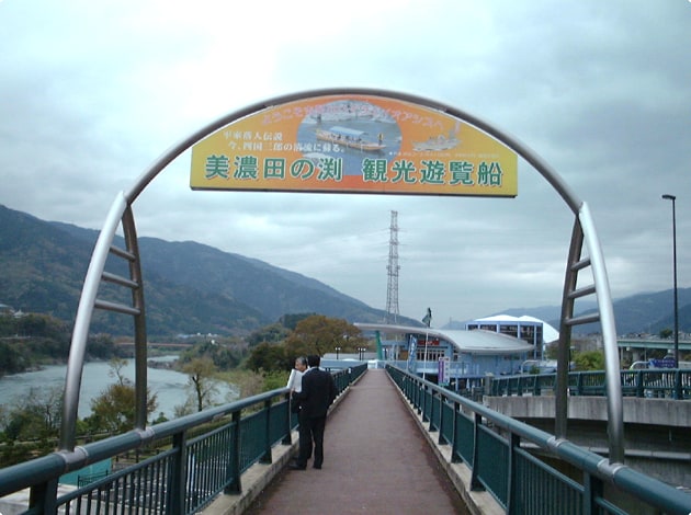 専用遊歩道を使って、吉野川ハイウェイオアシスを利用できます。（ただし、わんこは入れません）