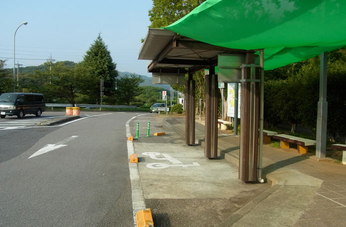 少しだけベンチと土のスペースがあります。